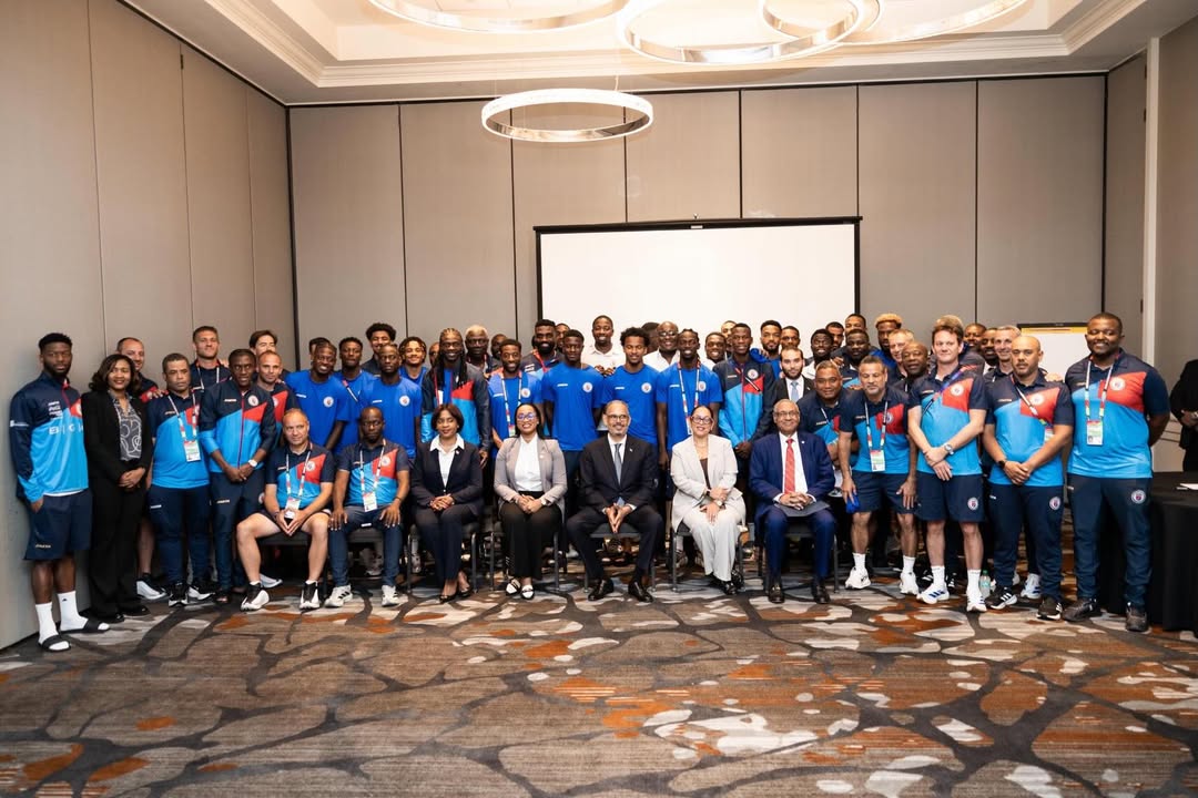 Le Premier Ministre Alix Didier Fils-Aimé rencontre les Grenadiers à Boston, à la veille de leur premier match de Coupe du monde